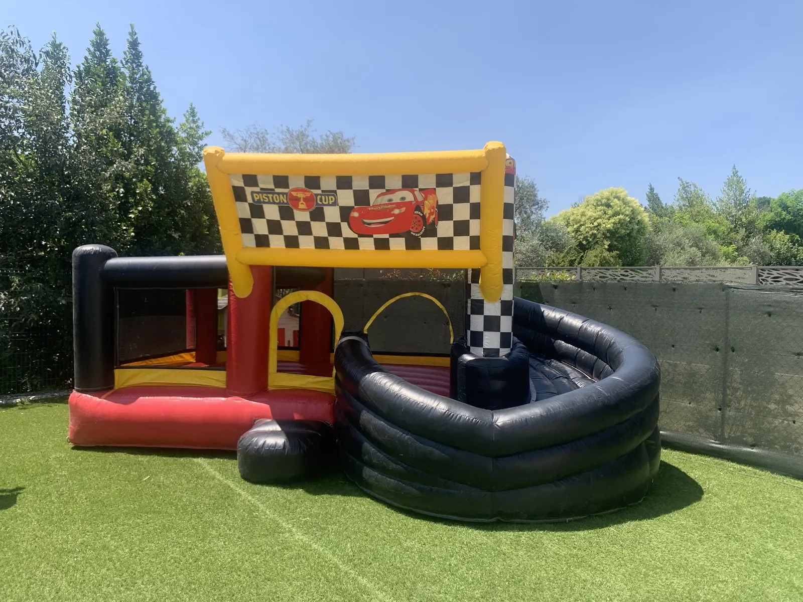 Château gonflable Cars installé