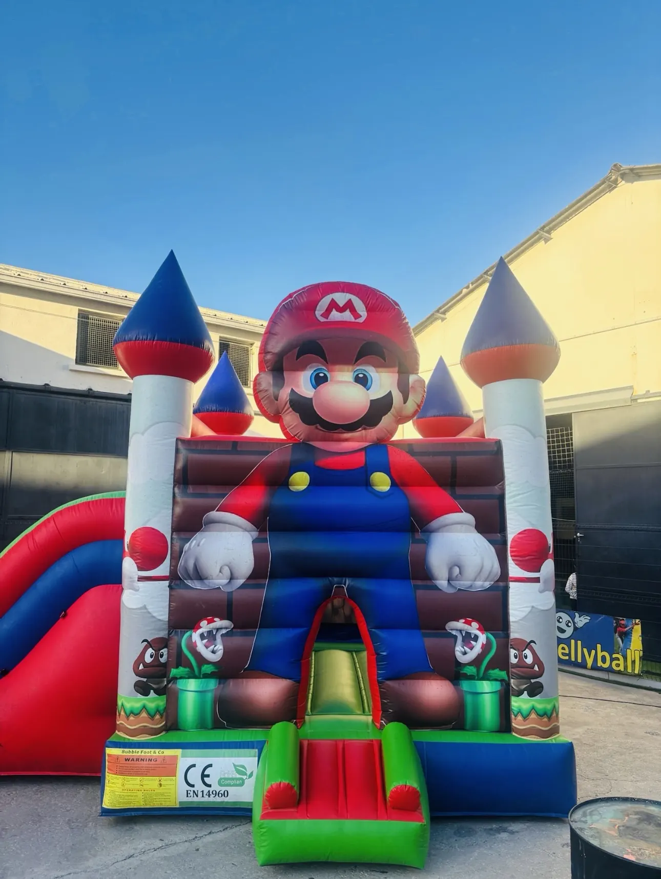 Château gonflable Mario à tourelles installé