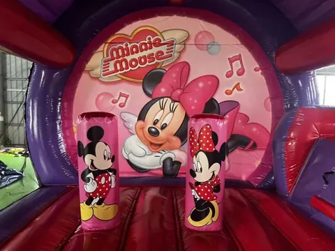 Château gonflable Minnie installé