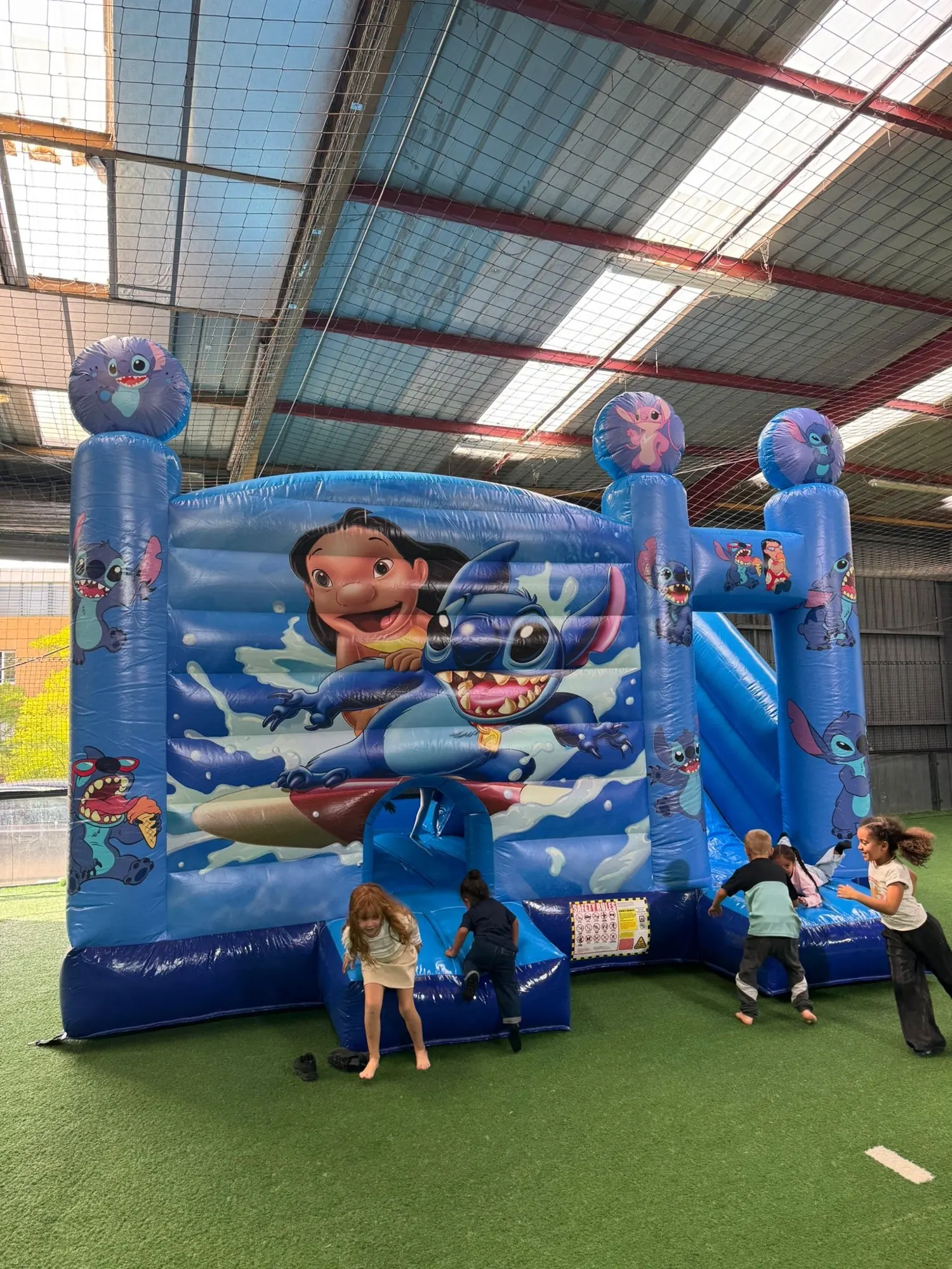 Château gonflable Lilo & Stitch installé