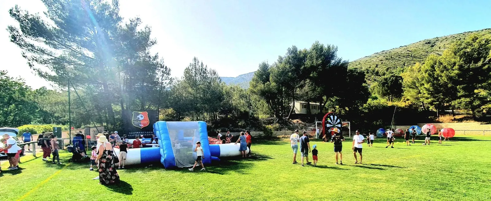 Fête en plein air avec structures gonflables