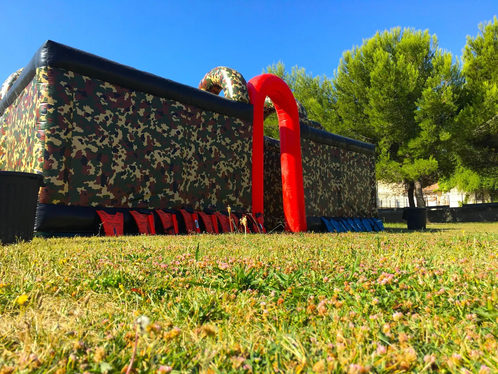 Labyrinthe militaire gonflable installé